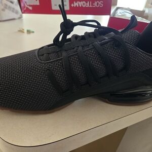 Size 10 Puma tennis shoes